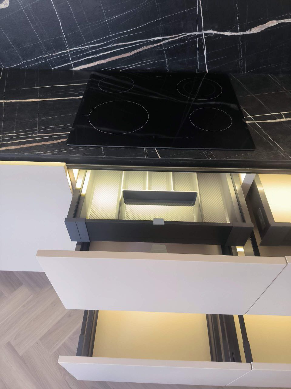 Кухня 6 м в черно-белом цвете, фото - 3